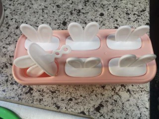 宝宝无糖奶酪棒,准备模具我用的是给宝宝做雪糕的模具，你也可以买专业奶酪棒模具。休息模具要干净无水。