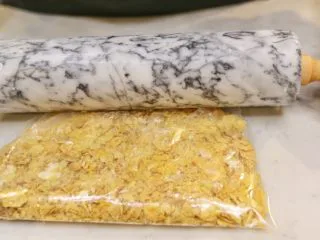 蓝带爆浆鸡排,玉米片捣碎