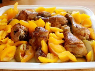 苹果柠香烤鸡腿,10分钟后取出烤盘，将调了味的甜椒放入，鸡腿翻面，继续入烤箱，200度8分钟左右。 注：想得到更加焦脆的效果，可以调高温度到250度。 