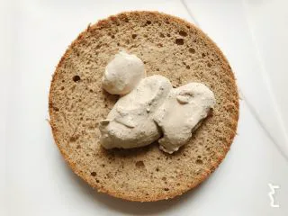 纯享红茶奶油蛋糕,蛋糕均匀分成三片,逐层抹上红茶奶油