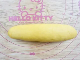 南瓜椰蓉面包条,上下对折一次后再次对折收口捏紧 