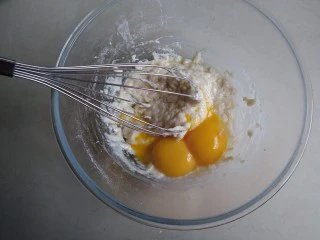 圣诞树根蛋糕,拌几下,不见干粉即可,将蛋黄分两次加入