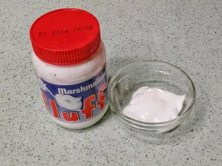 果仁燕麦能量棒,用勺子舀出25克FLUFF棉花糖备用。