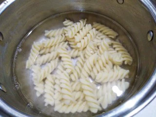 快手正餐 豉香螺旋意面（西餐中做）,意面放入开水中煮熟