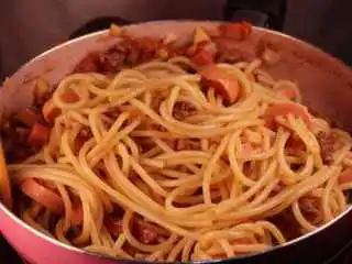 教你一个拌面的新吃法，口感爽滑劲道,让意面跟牛肉番茄酱充分，意面充分包裹着番茄牛肉酱。