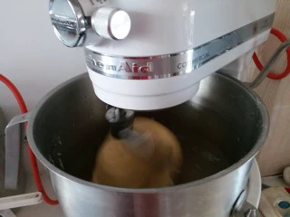 南瓜芹菜肉包子,再将面粉、牛奶、酵母粉、绵白糖一同倒入,开动厨师机二挡和成光滑的南瓜面团。取出放大碗里盖保鲜膜室温发酵。