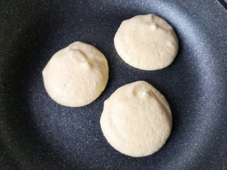 舒芙蕾——给你做舒芙蕾的人 一定很爱你,麦饭石平底不粘锅开小火,舀2勺(约15克一勺)蛋糊叠加放进锅底,盖上锅盖,小火烘2-3分钟。