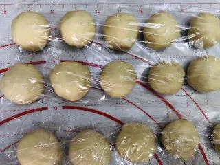 酥到掉渣的豆沙蛋黄酥,你要来一个吗?,拿起一个油皮按压开,放一颗油酥,用虎口包起来,收口记得收紧。