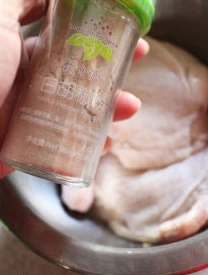 零厨艺脆皮橙汁烤鸡腿 ,腌料缸中放入橙汁+酒+盐+蜂蜜+白胡椒粉+丁香+色拉油,混合均匀