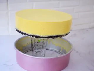 寿星公芒果慕斯蛋糕(十寸),模具会慢慢的往下脱落,底部用锯齿刀轻轻一划就脱模了