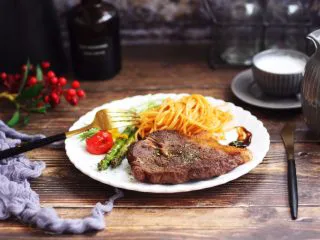 红酒黑胡椒牛排,成品图。