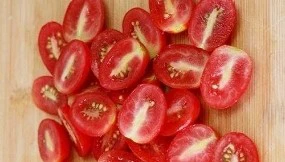 迷迭香黑胡椒牛排,圣女果洗净，用刀一切为二