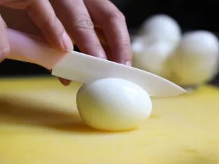 绿色美食+鱼子酱魔鬼蛋,去壳的鸡蛋对半切开。