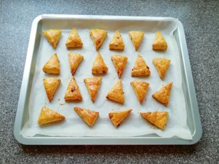 香蕉蔓越莓司康,上下管170度烤20分钟。