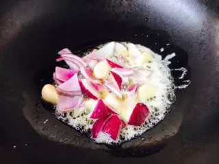 #食二星座# 罐焖牛肉(34图详细步骤),起锅,温锅,中火,锅里放入适量的黄油,放入蒜和洋葱,煸炒至洋葱微软发透明状。