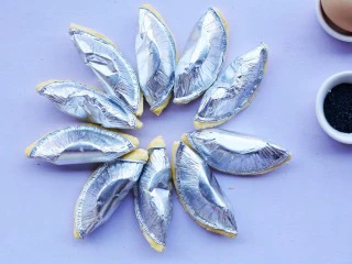 网红蛋挞皮芒果酥,轻轻对折,封口收紧,可以用叉子压一下边。