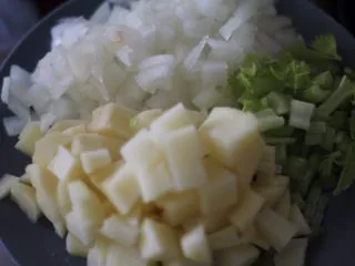 俄罗斯经典罗宋汤,土豆、芹菜、洋葱切小块