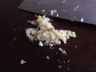 磷虾番茄意大利面,红葱头和蒜剁成蓉