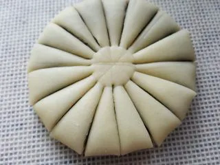 中式点心~玫瑰酥,按照痕迹分割成16份。