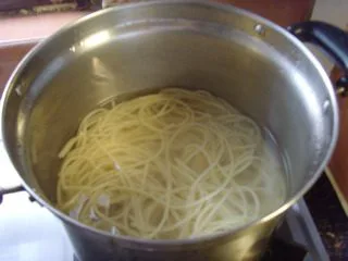 杂菜意大利粉,放約1公升水, 水滾起, 放入意大利粉, 加入1.5平茶匙食鹽, 再滾起, 轉小火, 滾8分鍾. 熄火, 燜3分鍾.