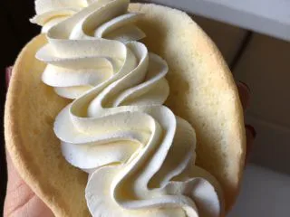 韩国草莓蛋糕,先在下面挤上一条,再挤出花纹,摆上草莓🍓即可。