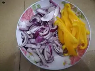 黑椒牛柳意面,洋葱和彩椒切细条