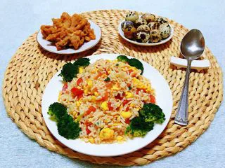 番茄鸡蛋拌意面,搭配软炸肉和鹌鹑蛋一起来吃就是标配哦