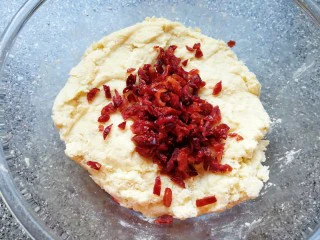 香蕉蔓越莓司康,加牛奶翻拌成团，加入蔓越莓干。