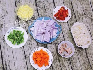 鲜虾芝士焗饭,将材料都准备好、虾去虾线，虾壳，用料酒腌制会去腥味。蔬菜都切丁备用。