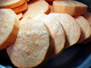 鸡翅酿地瓜泥,地瓜削皮切块