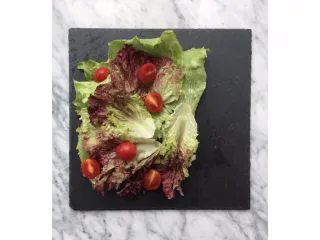 三文鱼鸡胸牛油果沙拉,继续...樱桃番茄对半切，摆盘。