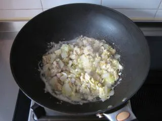 葡国鸡饭：在家复制香浓馥郁的异域美食,炒至鸡蛋呈絮状。 