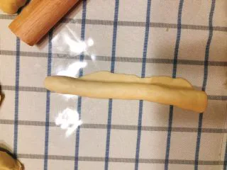 杂蔬沙拉面包,再卷起来，收口处要捏紧。