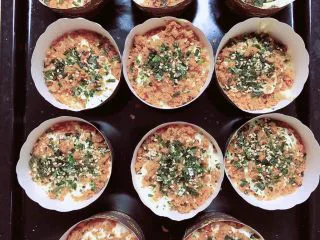 肉松海苔麦芬蛋糕,再加入少量的面糊，让肉松成为夹心层，再面糊上再次撒上一层肉松，顶部再撒上一些海苔碎。