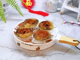 会爆浆的脏脏蛋挞～咬一口细滑醇香,取出后，筛上一层可可粉。