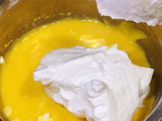 八寸戚风蛋糕,放入1/3蛋白糊,切拌均匀(可以像炒菜一样搅拌),这里不能画圈搅拌,以免消泡