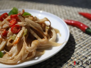 鲜椒手撕杏鲍菇—#GOURMETmaxx西式厨师机#,7. 撒些胡椒粉就完成了。 好吃又营养。