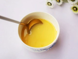 香蕉牛奶烤燕麦,鸡蛋磕入碗中搅拌均匀。