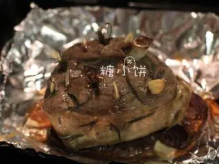 【迷迭香烤羊腿】中西混搭版,取出打开锡纸，去除表面烤干的迷迭香，撒一点干迷迭香，撒1汤匙白葡萄酒