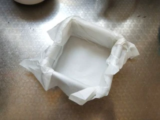 巧克力蛋白棒,模具中铺油纸