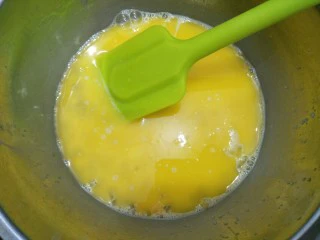 蓝莓酥粒蛋糕,搅拌到糖融化。