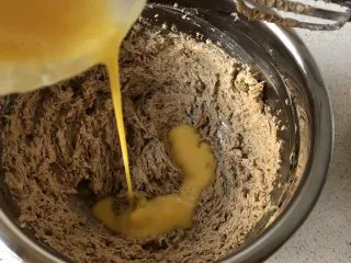 蓝莓秒芙蛋糕,分三次加入蛋液，每加一次高速打发1分半，搅拌好的材料表面花纹清晰