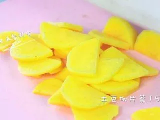 荷兰豆芦笋浓汤 宝宝辅食，土豆+牛奶,土豆切片蒸15分钟。