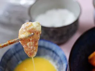 少油减脂的劲爆鸡米花,再把裹好淀粉的鸡块，放入全蛋液碗中，裹满鸡蛋液。 