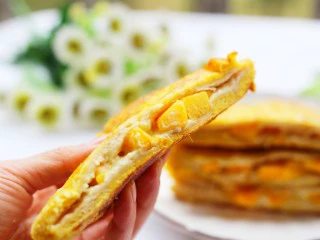 好吃到爆的酸奶芒果土司,来,吃一口~