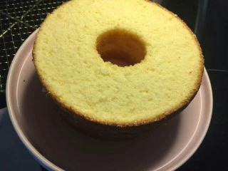 奶油草莓海绵蛋糕,均匀分成三等份,每份高度1.5cm。