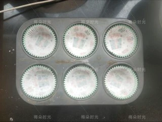 奶油纸杯蛋糕,准备六个纸杯，放进模具里。纸杯选用软纸杯。