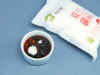 烤箱版【金针菇蒜香烤花蛤】,最后加10的甘汁园绵白糖,用筷子把料汁拌均匀。