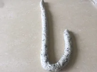 佛系养生黑芝麻辫子面包,第十六步:搓长后取一根面团先放成L形