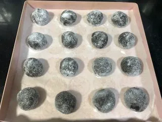 裂纹巧克力软饼干,放入烤盘,千万不要压扁,就直接成球的放进烤盘。